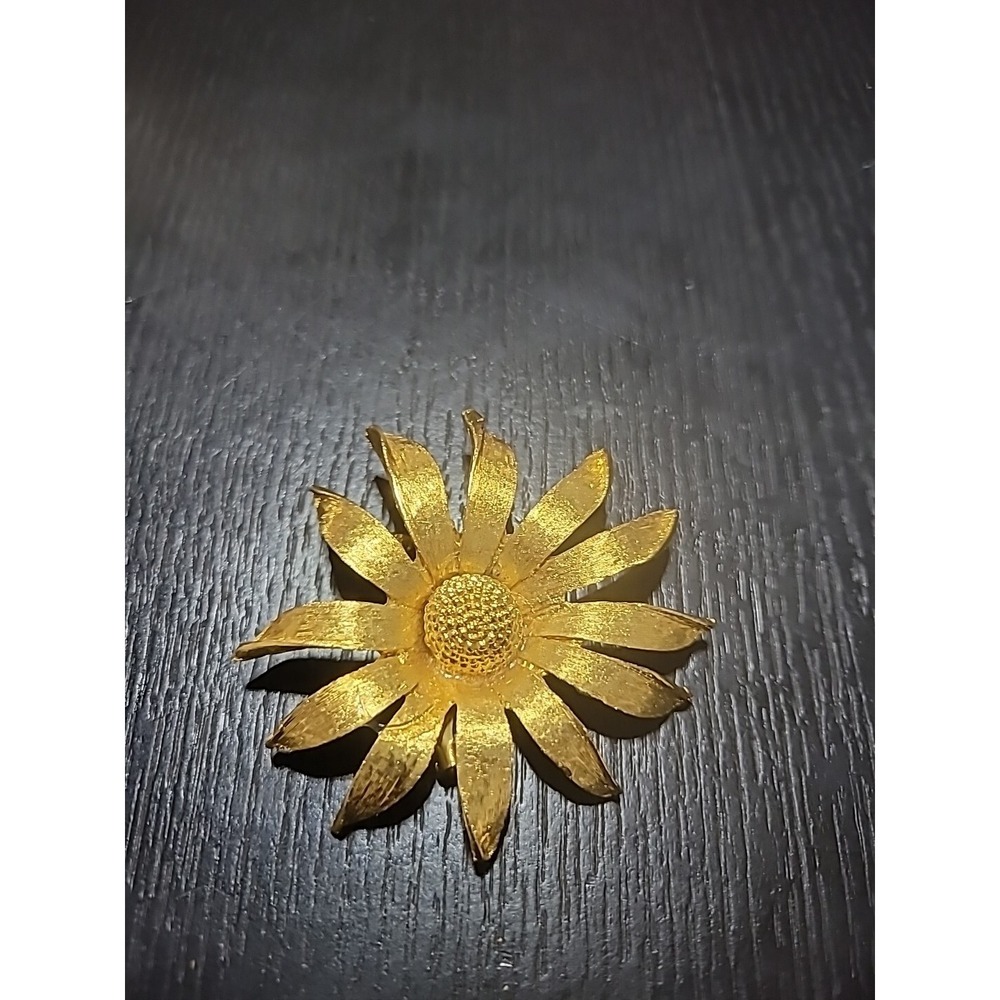 Vintage Gold Tone Flower Brooch Pin Sunflower Petals Jewelry Costume